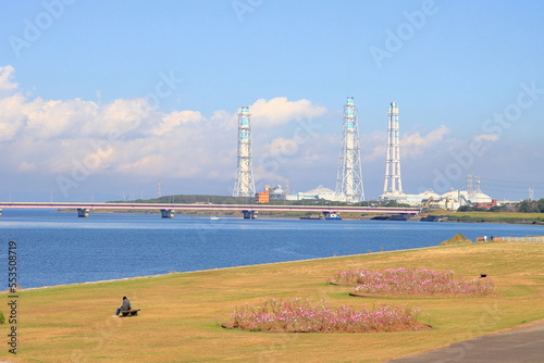 川沿いの広場