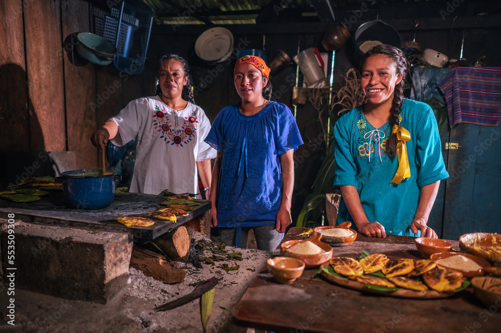 Mujeres indigenas preparando alimentos de maìs, atole, tamalitos y 
