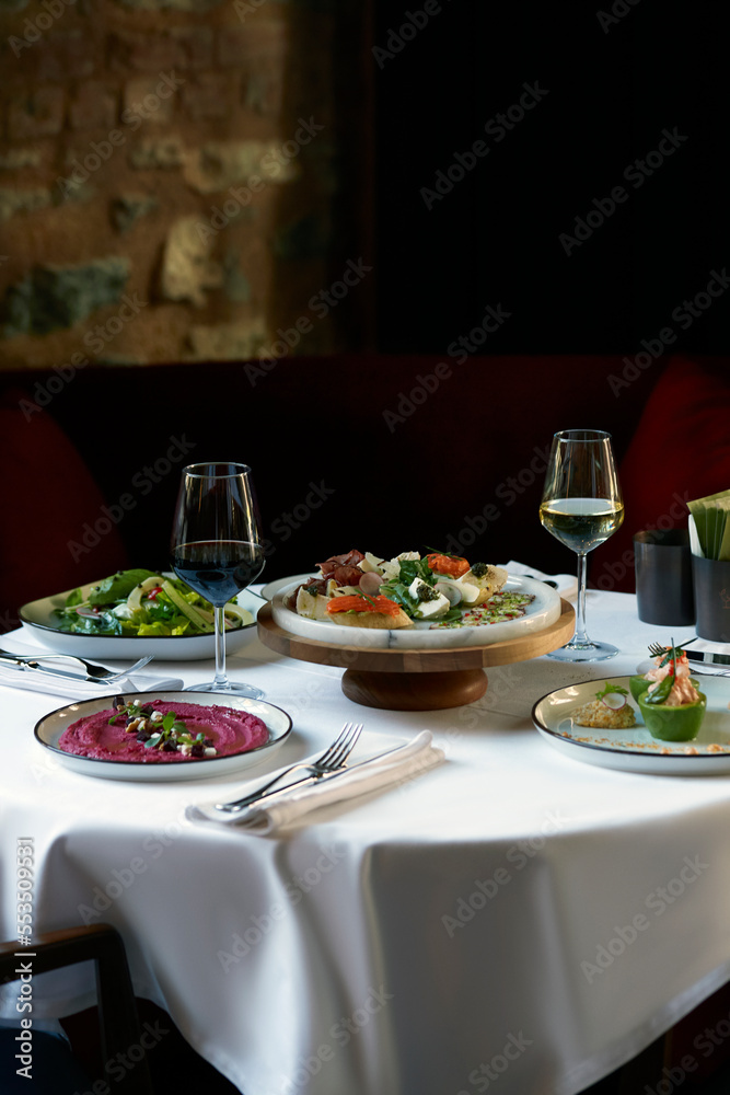 Fototapeta premium excellent food served on a white background