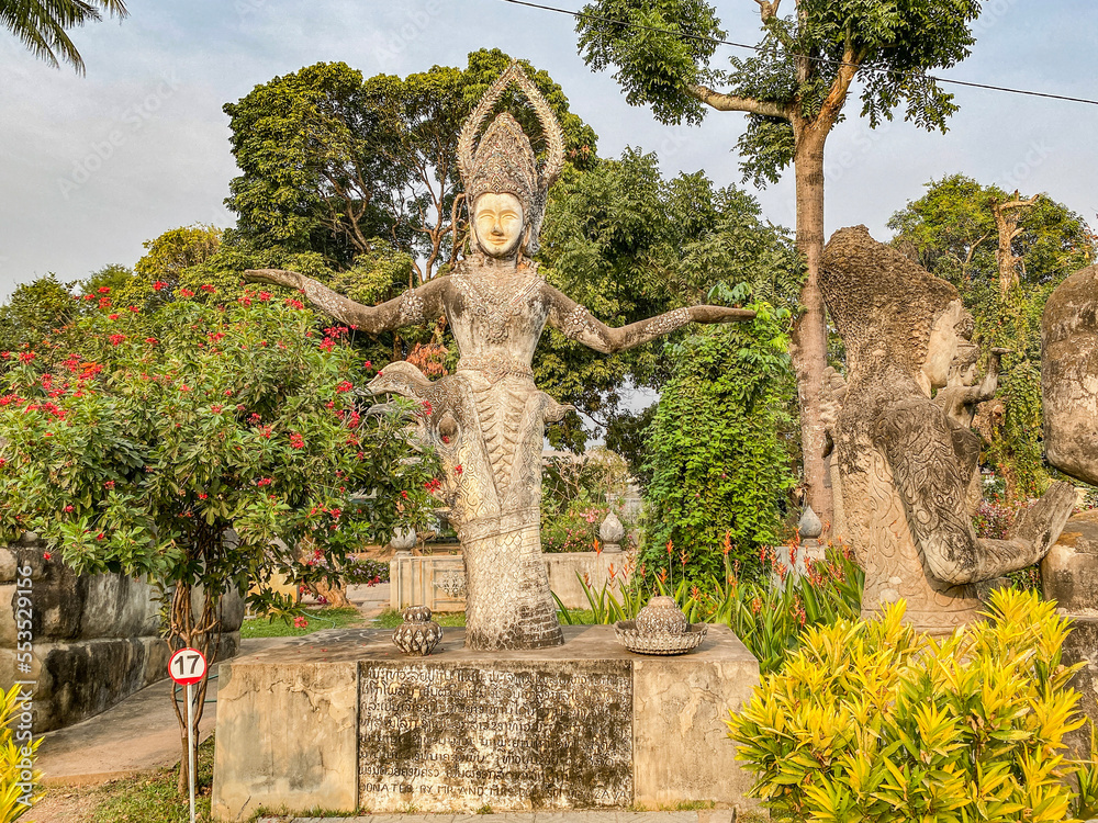 Fototapeta premium statue in a temple garden