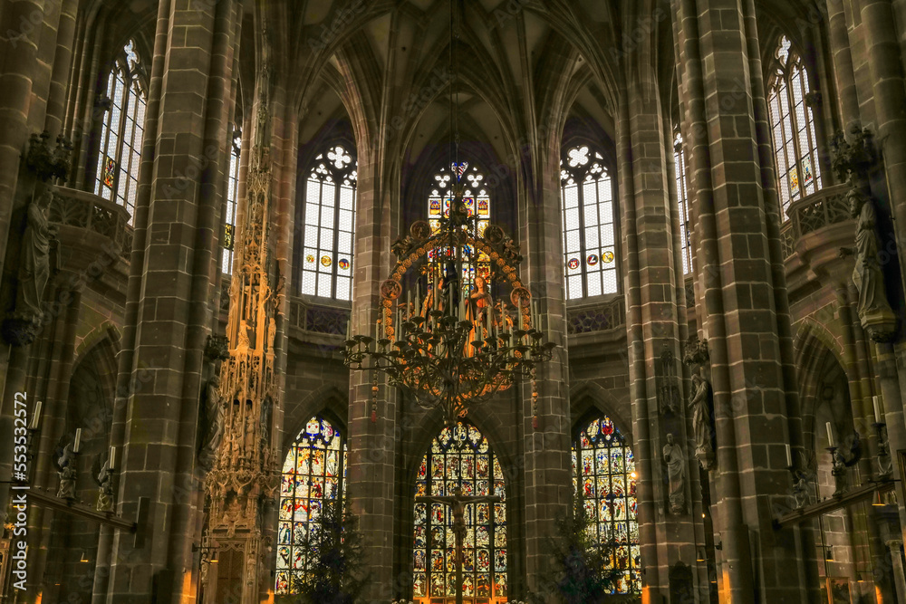 Der sogenannte Engelsgruß vom Bildhauer Veit Stoß im Mittelschiff der Lorenzkirche in Nürnberg