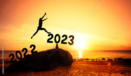 Sprung von 2022 ins Neue Jahr 2023