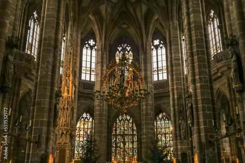 Der sogenannte Engelsgruß vom Bildhauer Veit Stoß im Mittelschiff der Lorenzkirche in Nürnberg