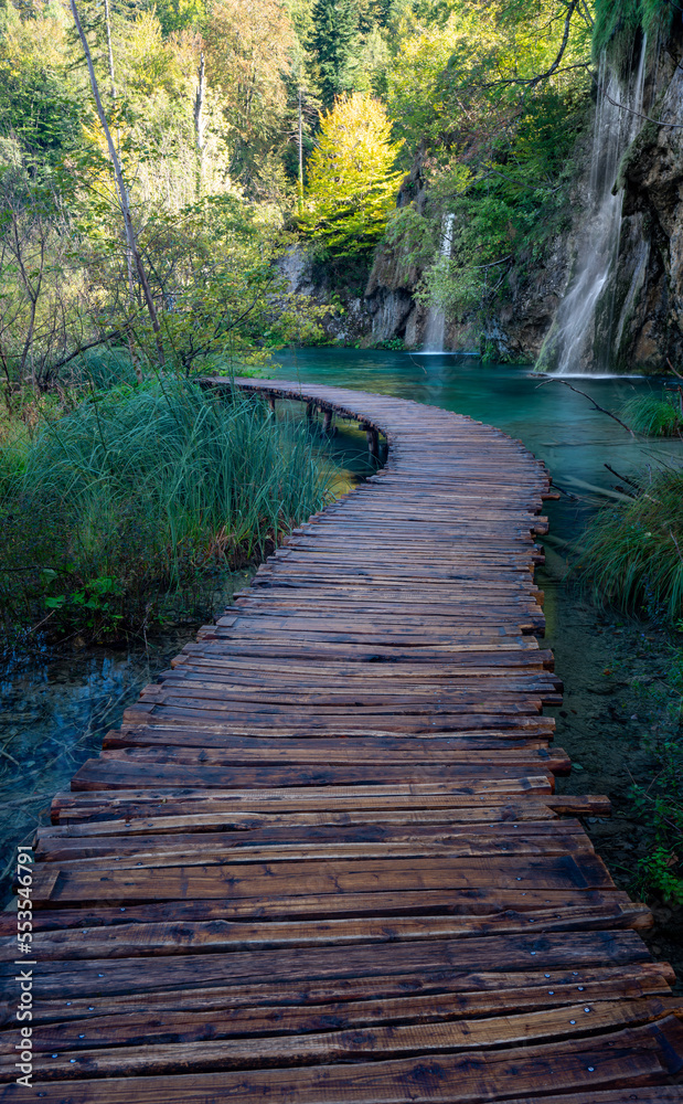 Obraz premium A trail through the National Park Plitvička Jezera in Croatia.