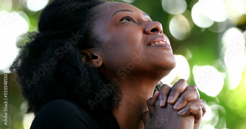 Fototapet African woman feeling hopeful and spiritual