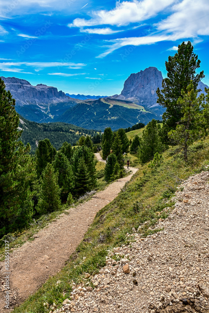 Wanderung in den Dolomiten mit Panorama, Wanderweg und Aussicht auf dem Col Raiser mit Blick auf die Berge in den Dolomiten, in Santa Cristina, Valgardena, Bozen, Südtirol Italien	