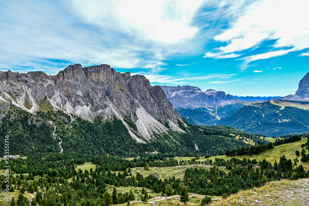 Panorama vom Gipfel des Col Raiser mit Blick auf den Langkofel in den Dolomiten, in Santa Cristina, Valgardena, Bozen, Südtirol Italien Panorama vom Gipfel des Col Raiser mit Blick auf den Langkofel in den Dolomiten, in Santa Cristina, Valgardena, Bozen, Südtirol Italien