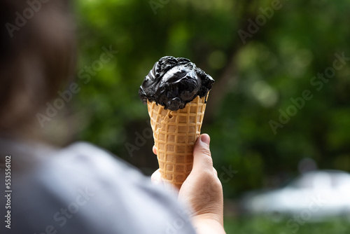 sorvete preto na casquinha