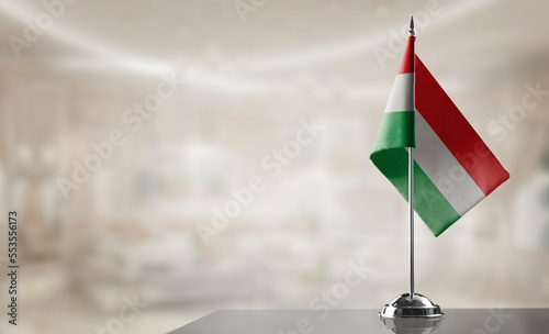 Fotografia A small Hungary flag on an abstract blurry background