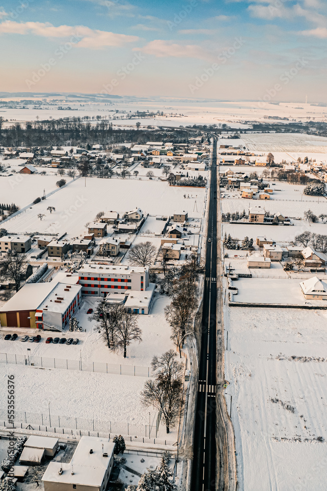 wieś w Polsce na Śląsku zimą, panorama z lotu ptaka, Olza w gminie Gorzyce