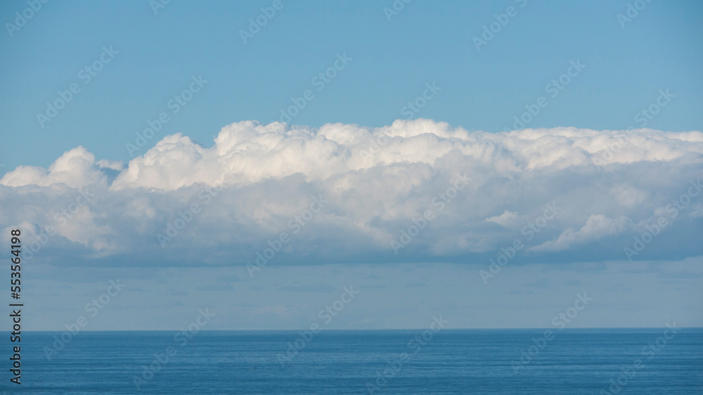 Gran nube blanca en horizonte marino