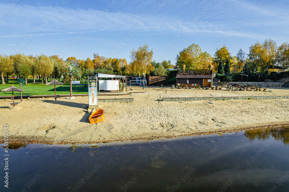 Ośrodek wypoczynkowy i rekreacyjny, jesienią na Śląsku w Polsce gmina Gorzyce z plażą, sztucznymi palmami i kompieliskiem