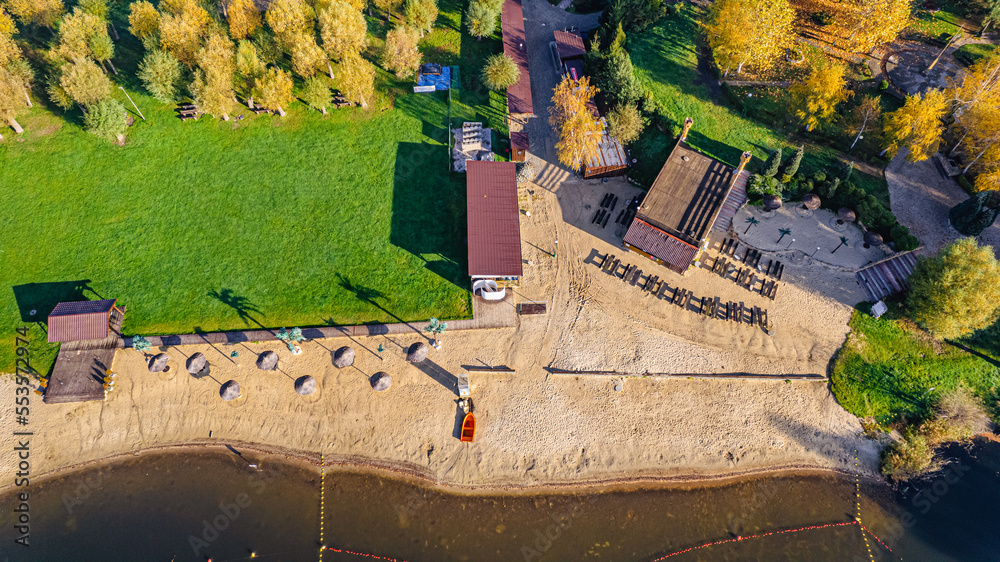 Ośrodek wypoczynkowy i rekreacyjny, jesienią na Śląsku w Polsce gmina Gorzyce z plażą, sztucznymi palmami i kompieliskiem