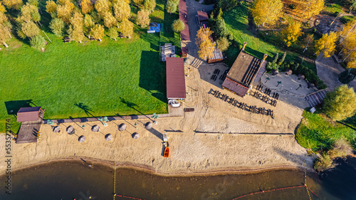 Obraz na płótnie Ośrodek wypoczynkowy i rekreacyjny, jesienią na Śląsku w Polsce gmina Gorzyce z plażą, sztucznymi palmami i kompieliskiem w salonie