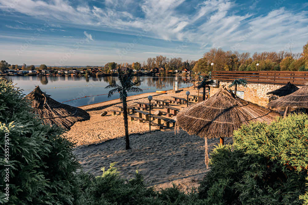 Ośrodek wypoczynkowy i rekreacyjny, jesienią na Śląsku w Polsce gmina Gorzyce z plażą, sztucznymi palmami i kompieliskiem