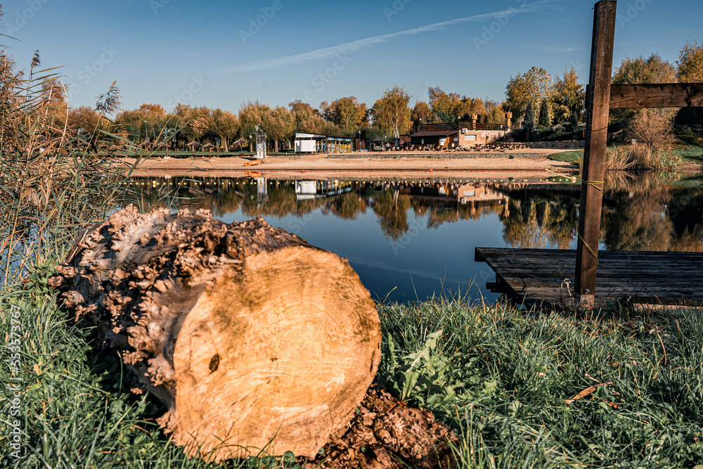 Ośrodek wypoczynkowy i rekreacyjny, jesienią na Śląsku w Polsce gmina Gorzyce z plażą, sztucznymi palmami i kompieliskiem