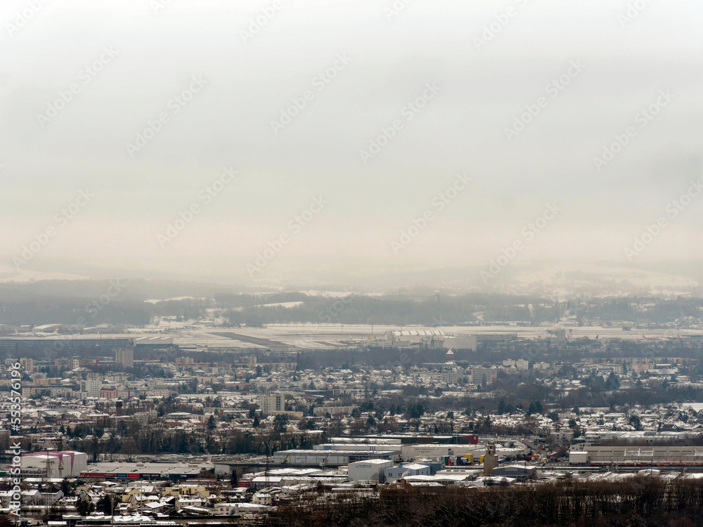 Schneelandschaften rund um Lörrach im Winter.Tüllinger Berg mit Blick auf die verschneiten Landschaften von Basel, Flughafen Basel-Mulhouse und Weil am Rhein Schneelandschaften rund um Lörrach im Winter.Tüllinger Berg mit Blick auf die verschneiten Landschaften von Basel, Flughafen Basel-Mulhouse und Weil am Rhein