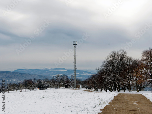 Fototapeta Naklejka Na Ścianę i Meble -  Tüllinger Hohe im Schnee, gegenüber Lörrach. Wellensender bei der Lindenplatz mit Blick auf den den Schweizer Jura