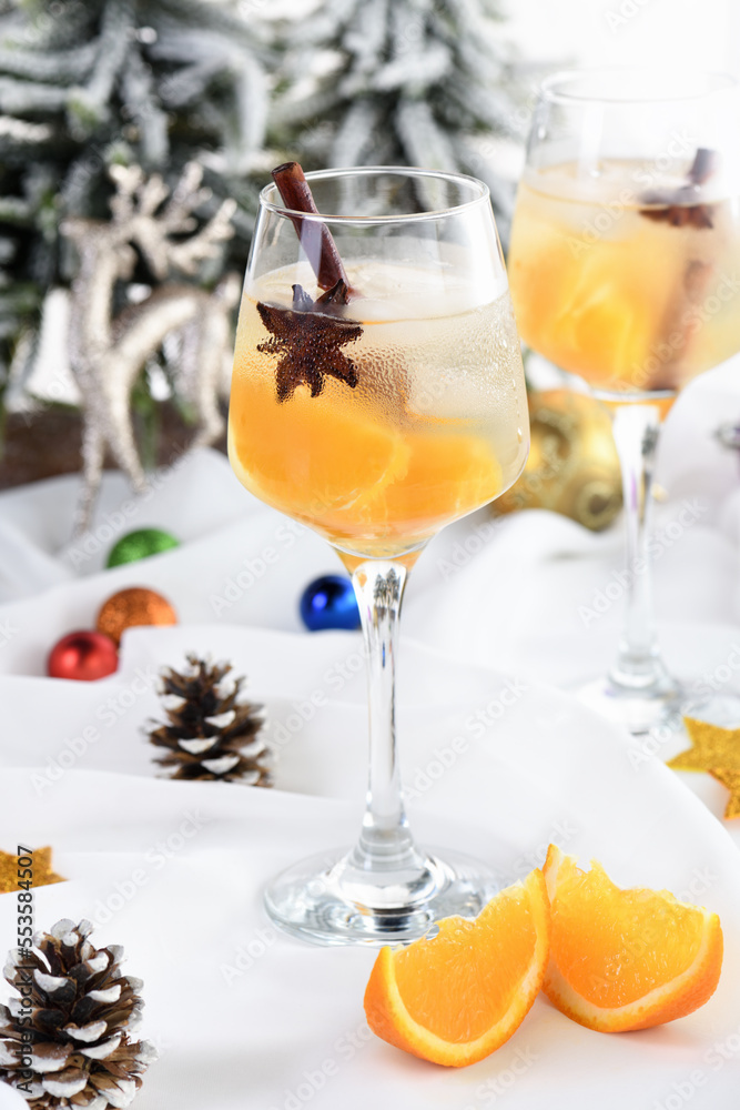 A light Christmas spritzer made with orange juice and vodka. The perfect  cocktail to start your holiday party Stock 写真 | Adobe Stock