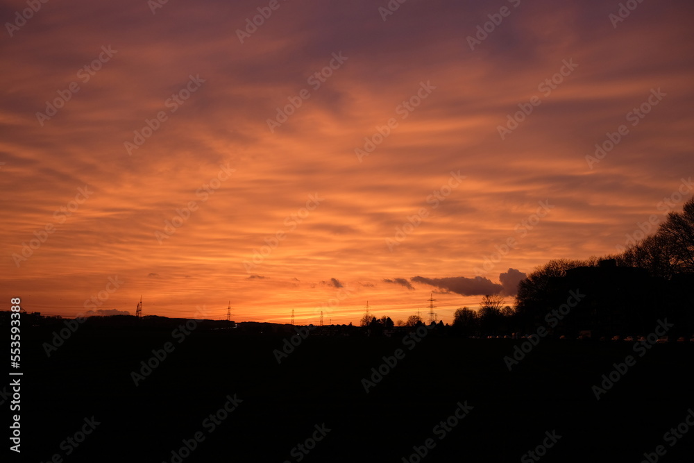 FU 2022-03-17 Abendrot 20 Orangener Sonnenuntergang über dem Horizont