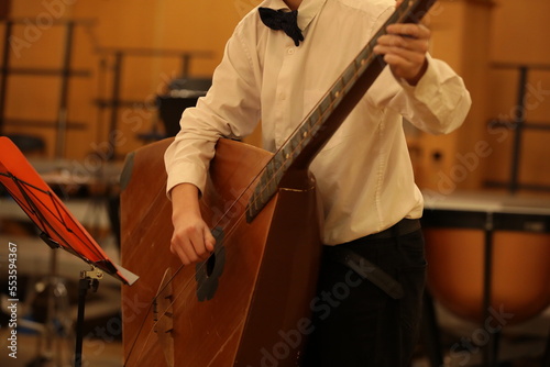 Fotografía A musician playing a big balalaika standing on stage