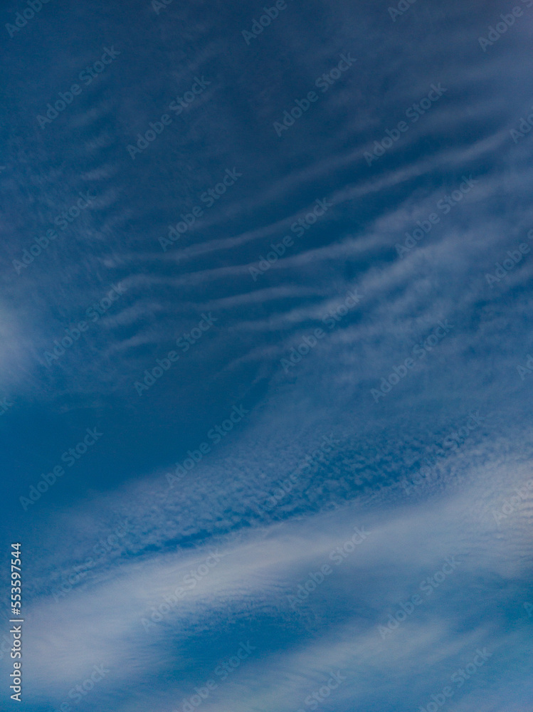 Obraz premium Beautiful nature background. Blue sky with white clouds. Sunny day.