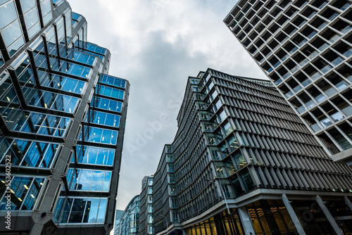 Canvas Print Upwards view of office buildings in London
