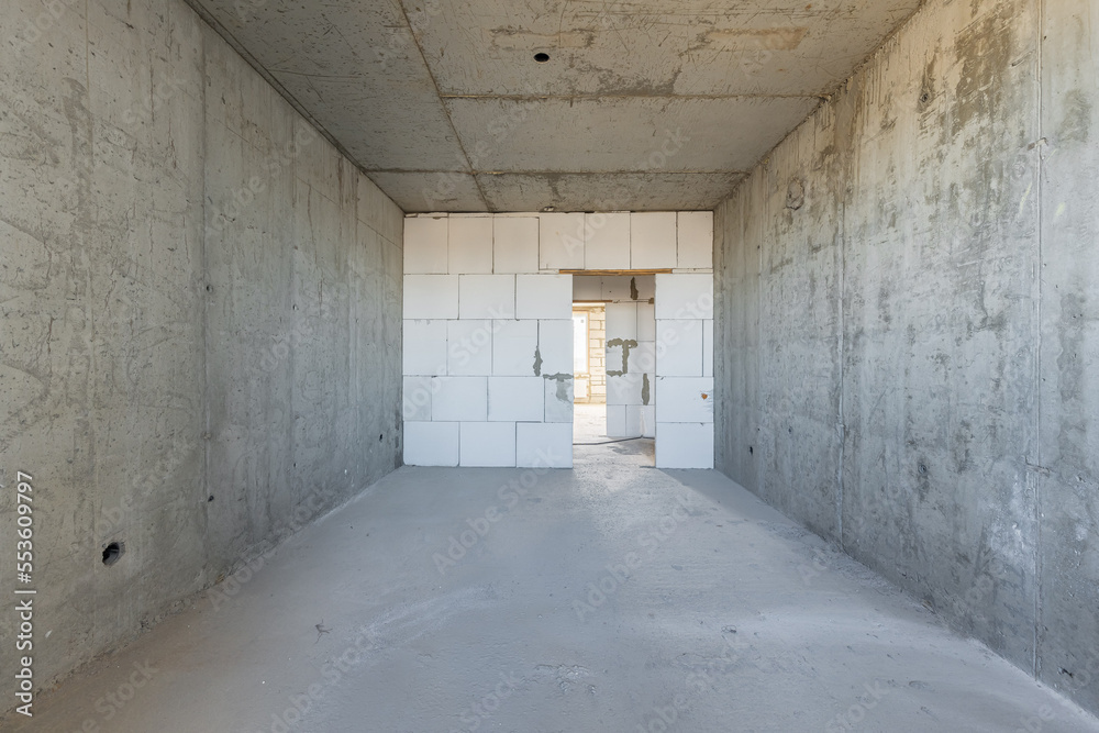 Obraz premium Empty concrete commercial space without finishing with partitions