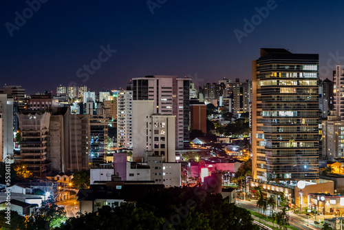 Noite em Campinas, com destaque para a região do Cambuí e avenida Norte-Sul