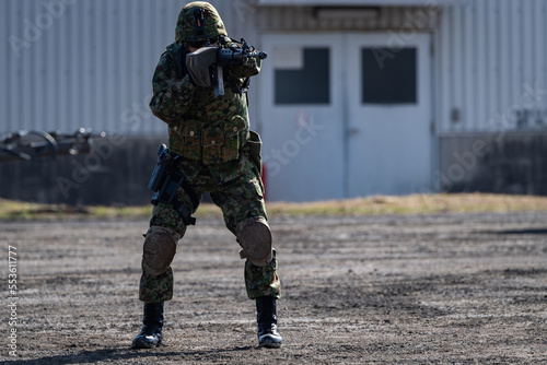 銃を構える自衛官（Japanese soldier holding tha rifle）