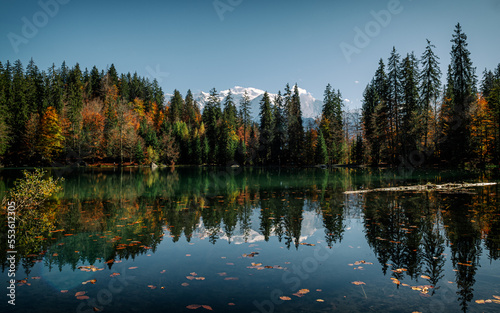 Lac de montagne en automne 
