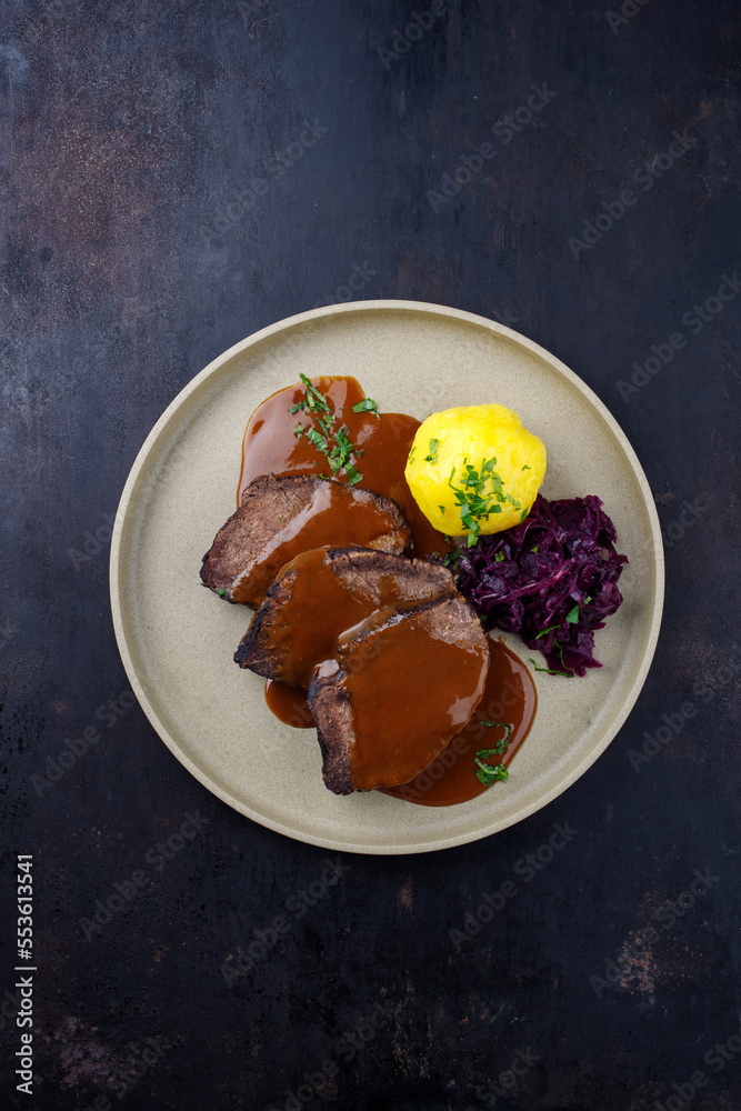 Traditionell geschmorter Sauerbraten vom Rind mit Blaukraut und ...