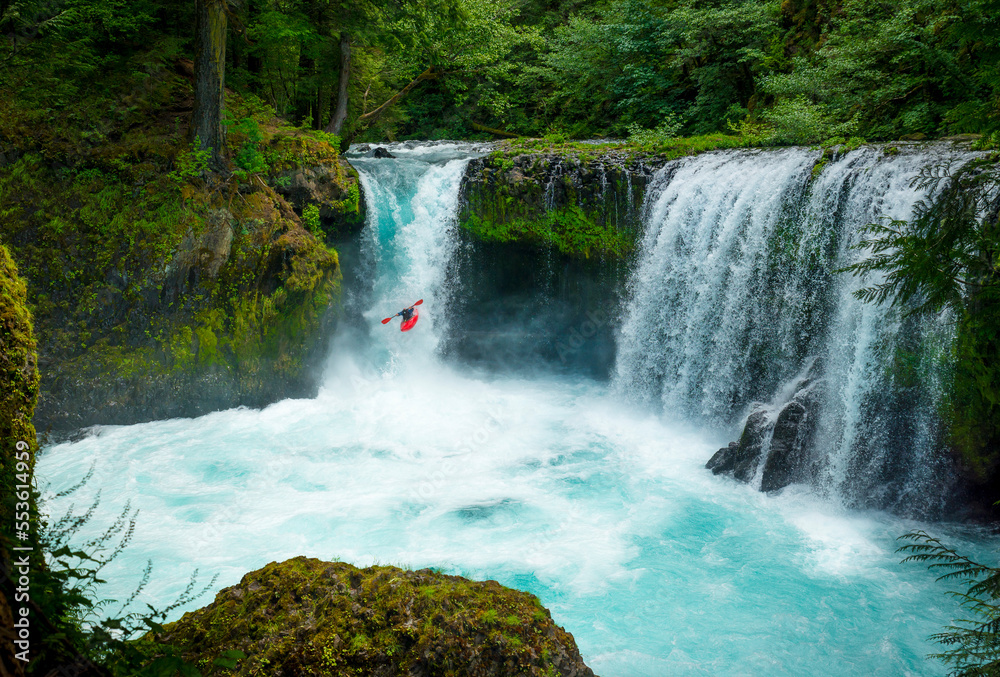 Obraz premium The fearless kayaker at Spirit Falls, Washington