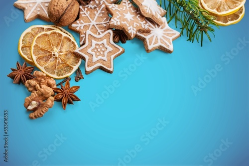 Tableau sur toile Gingerbread tasty holliday cookies on desk