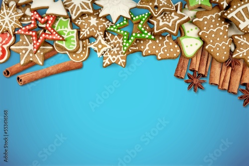 Tableau sur toile Gingerbread tasty holliday cookies on desk