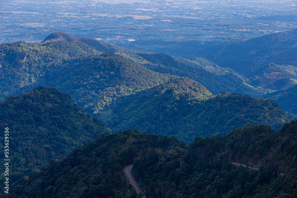 Obraz premium Overlapping mountains and blue sky