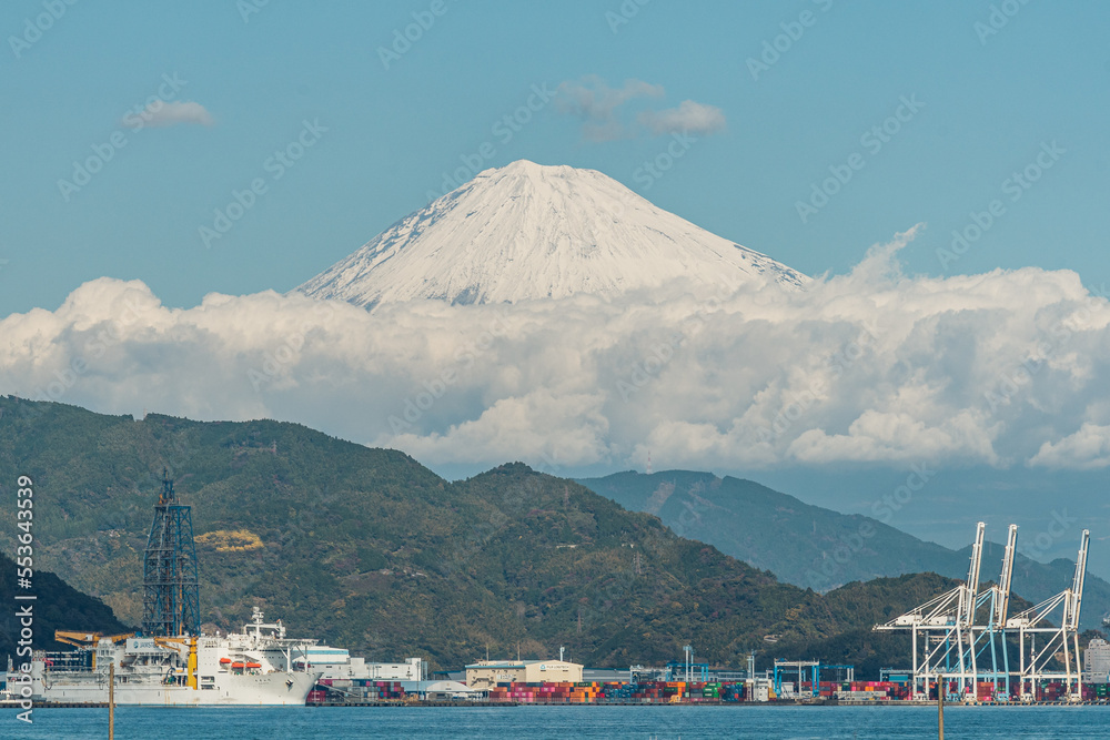 港町と富士山