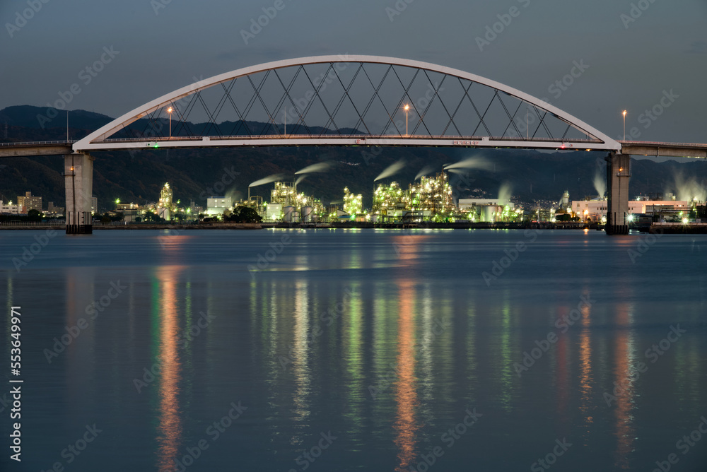 日没直後のアーチ橋と工場夜景（近景）