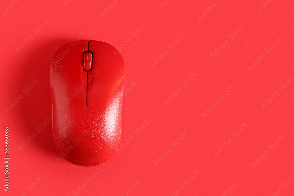 Red computer mouse on color background - obrazy, fototapety, plakaty 