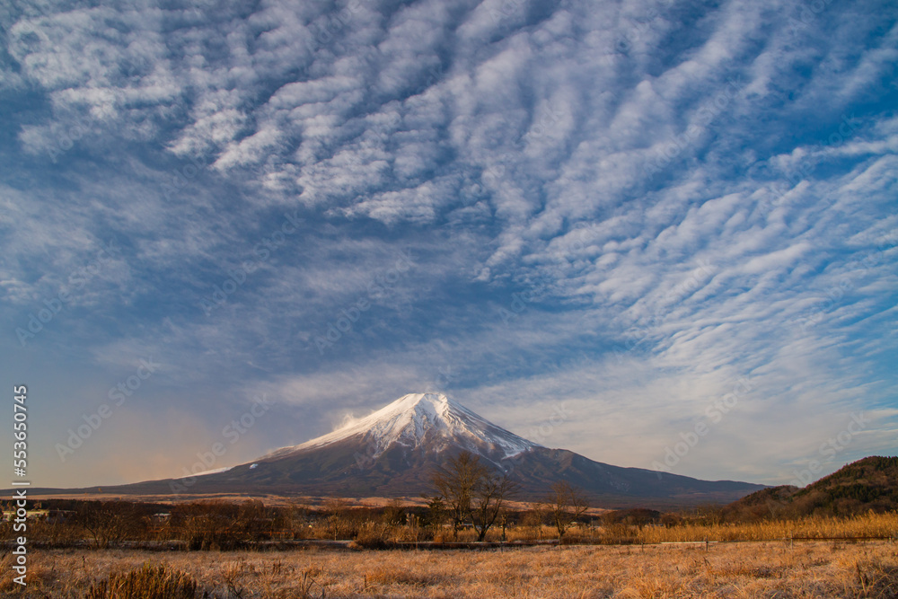 忍野村から富士山と雲