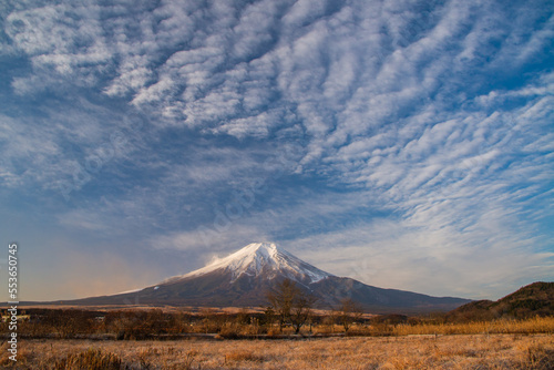 忍野村から富士山と雲