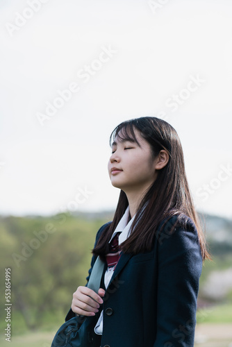 目を閉じる日本人女子学生
