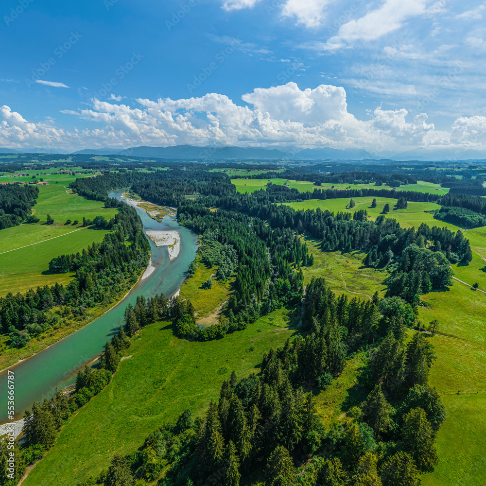 Ausblick auf das Lechtal südlich von Schongau, ein naturbelassener Abschnitt des Lech in Oberbayern