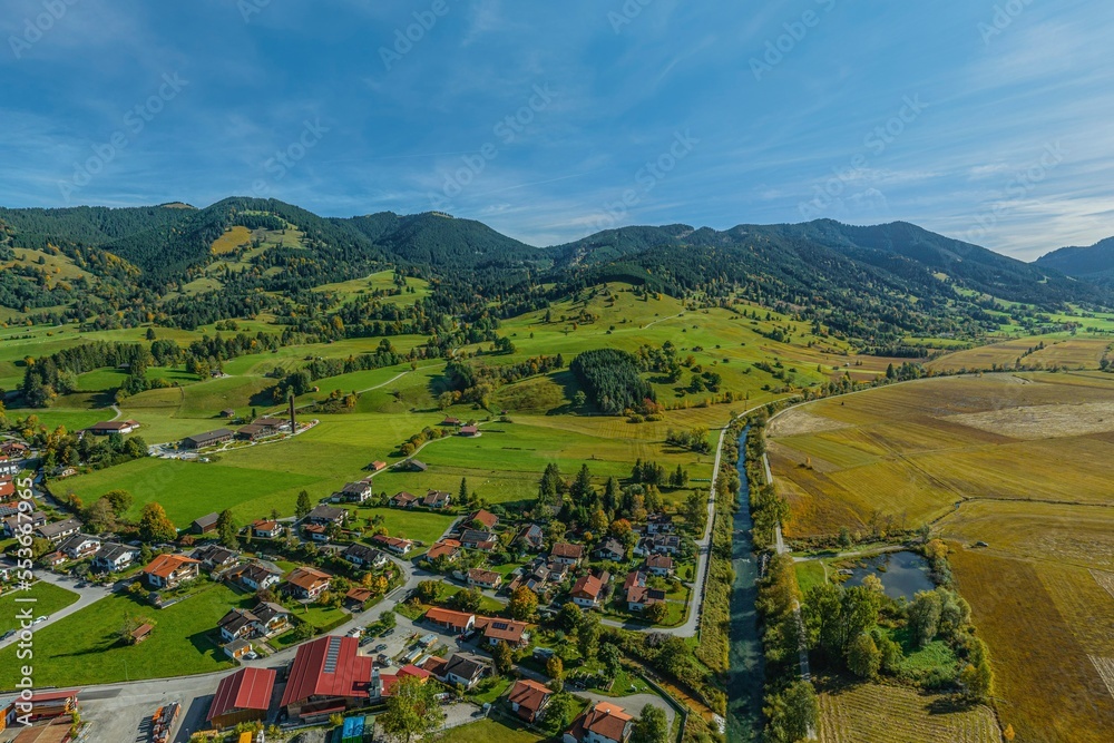 Naklejka premium Unterammergau im Luftbild - Ausblick auf den Ortsteil Au