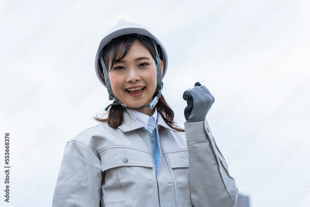 ヘルメットを被った日本人女性 ヘルメットを被った日本人女性