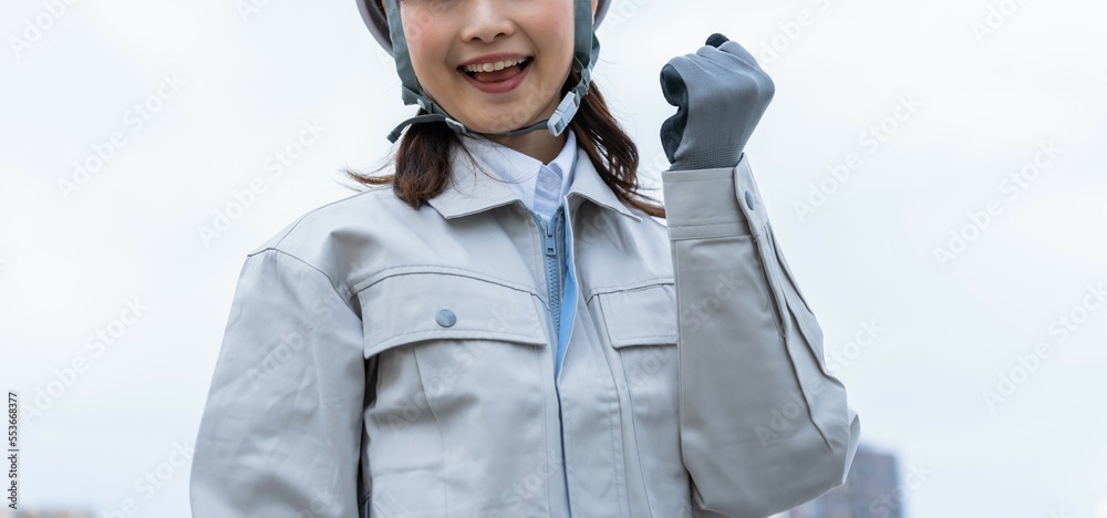ヘルメットを被った日本人女性 ヘルメットを被った日本人女性