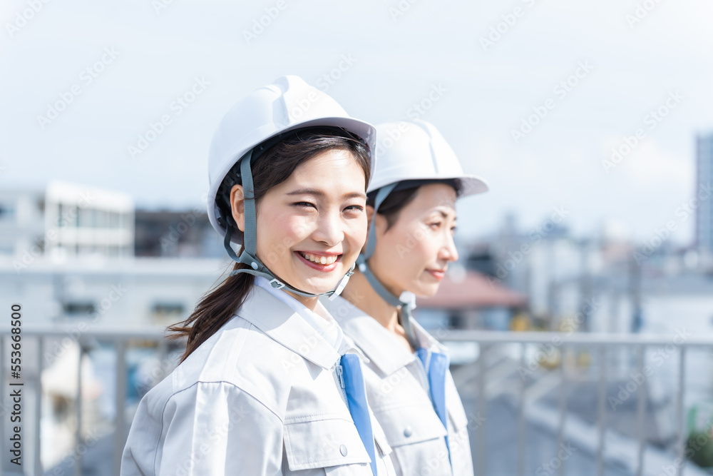 ヘルメットを被った日本人女性 ヘルメットを被った日本人女性