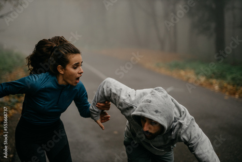 Fotografi Fitness couple winter morning exercise at foggy mountain road