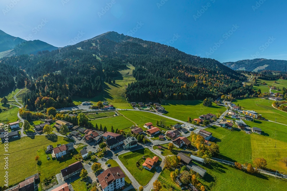 Die Gemeinde Schattwald im Tannheimer Tal aus der Luft