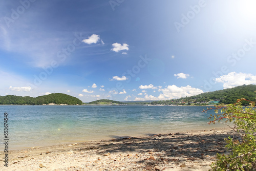 Fototapeta Naklejka Na Ścianę i Meble -  Jezioro Solińskie. Widok na zaporę z plaży na cyplu.